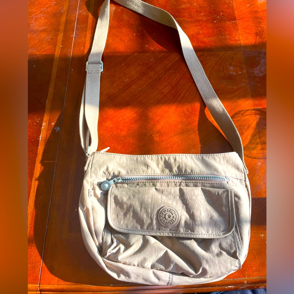 Kipling crossbody bag, monkey not included front pocket, zipper openings.